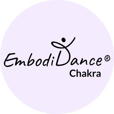 Logo von EmbodiDance mit dem Wort "Chakra" und einer stilisierten tanzenden Figur.